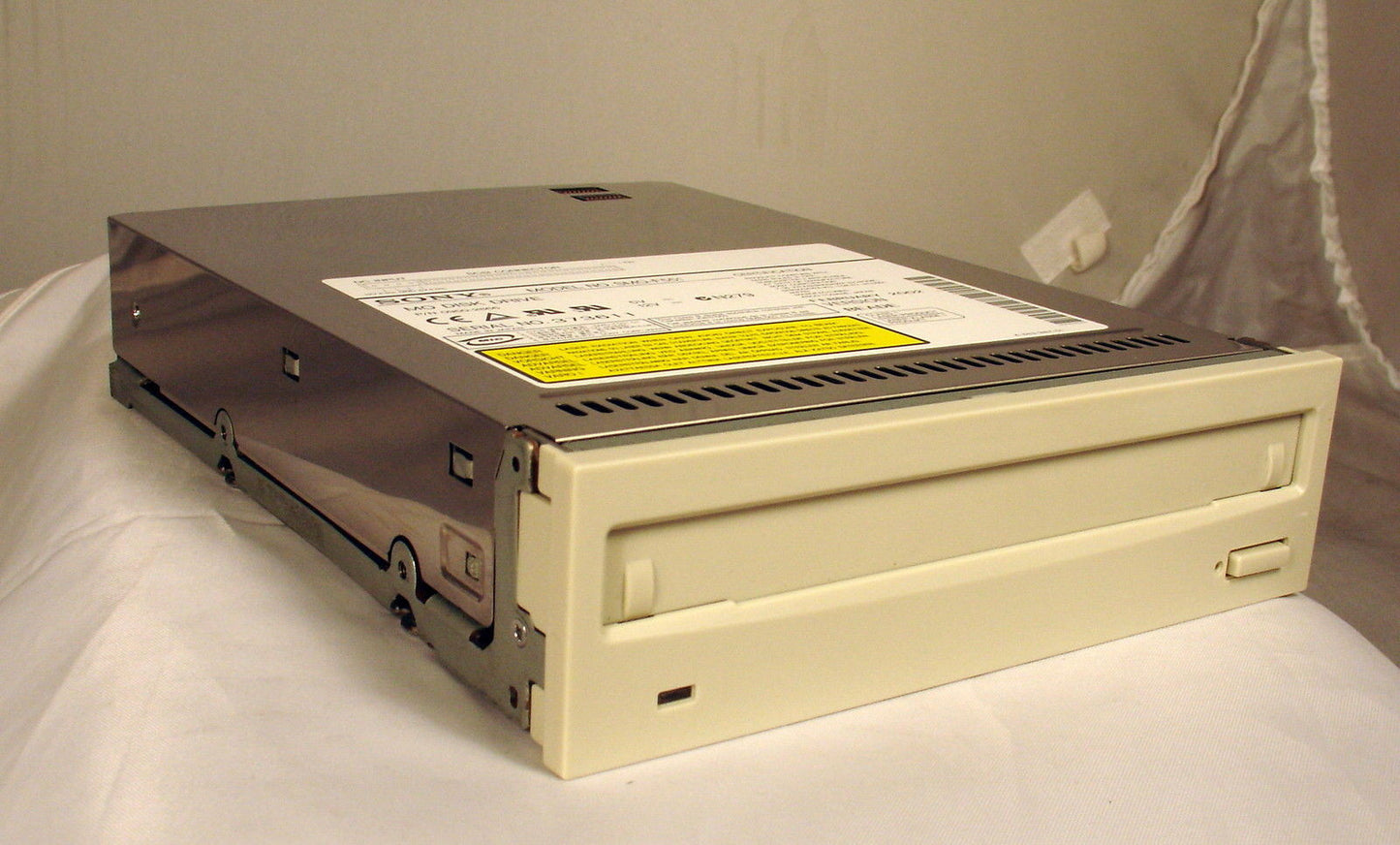 Plasmon MOD520i Internal SCSI MO Drive 5.2GB With NEW Bezel - Micro Technologies (yourdrives.com)